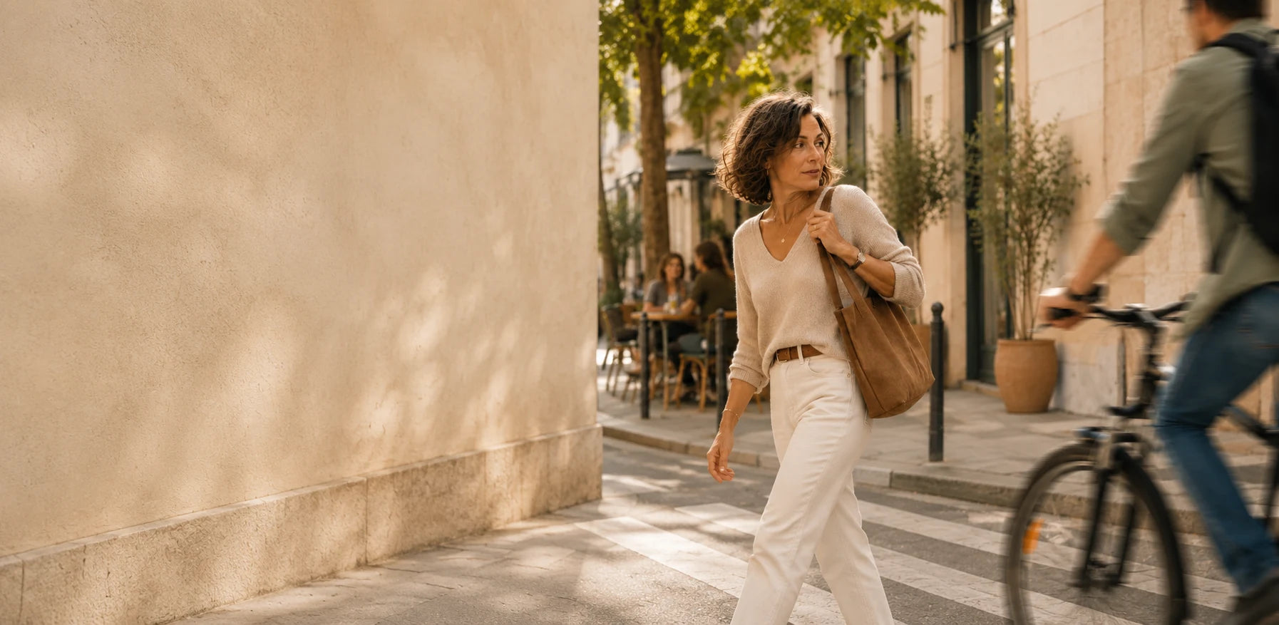 Femme sereine dans la rue