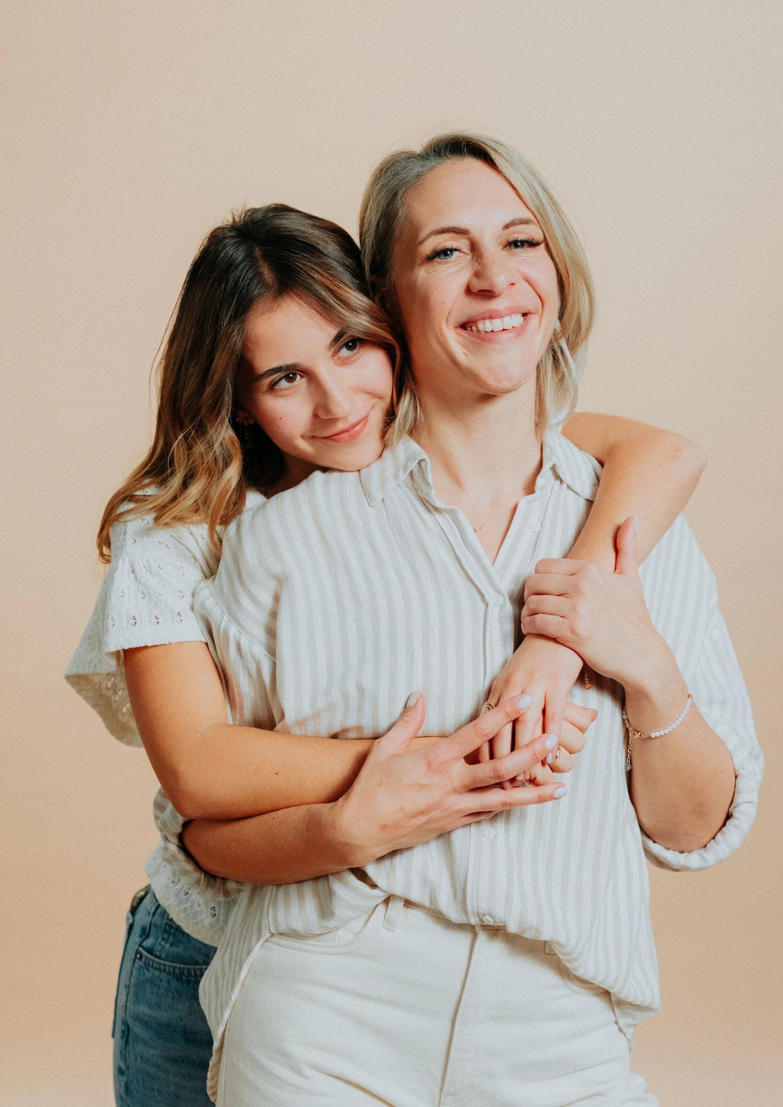 Deux femmes enlacées, souriantes